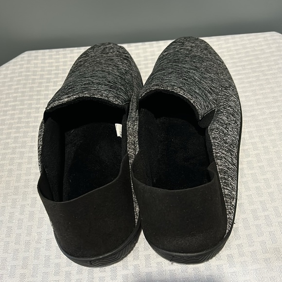 Men’s Isotoner knit slippers - Picture 2 of 5